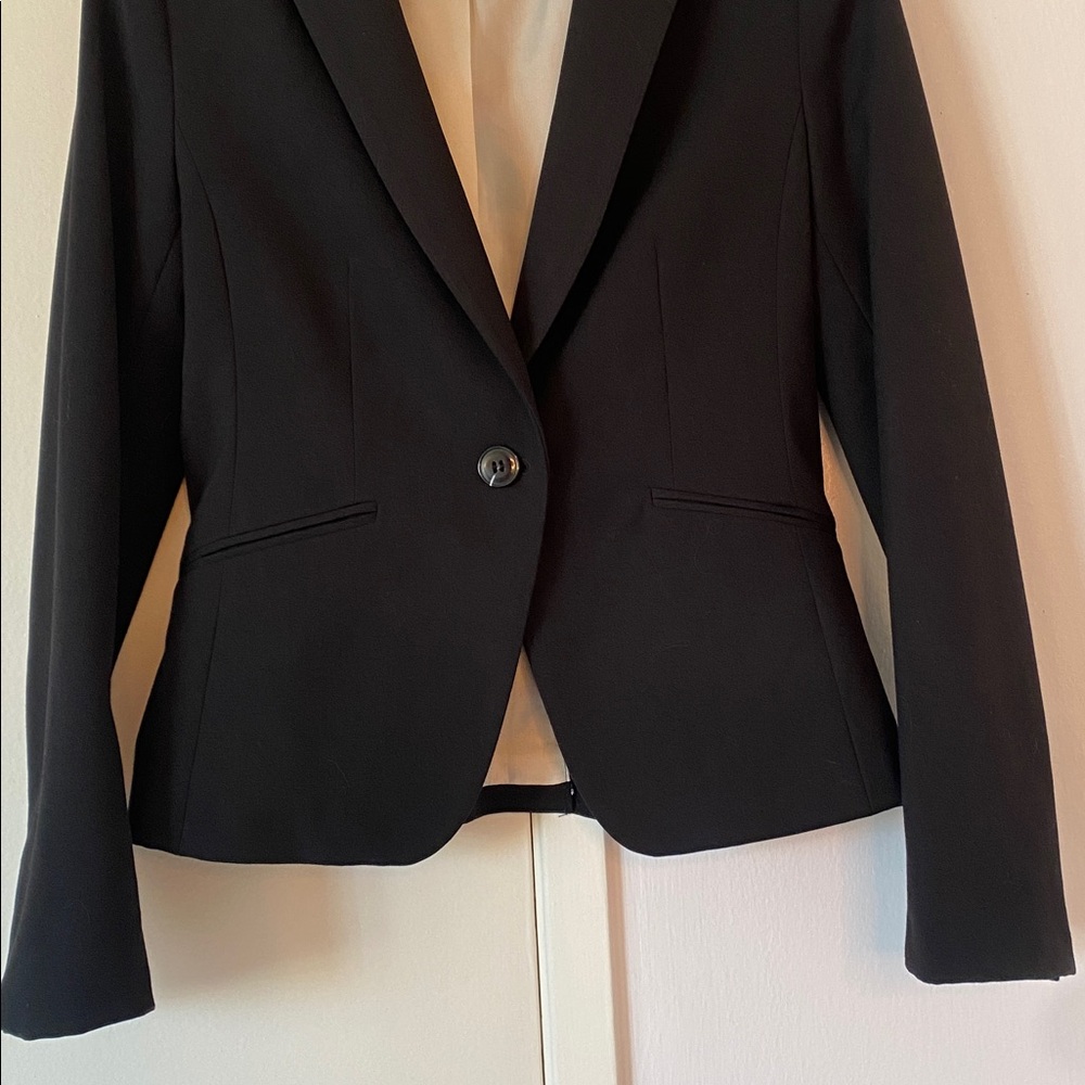 Like new! Black One button Blazer H&M. Size 6. - Picture 4 of 9